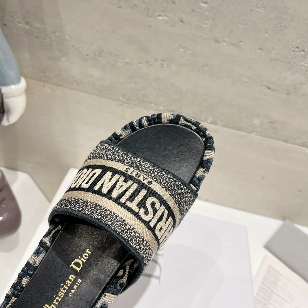 👟👟Ex-factory price 400👟👟 Women's Shoes Women's Clothing Women's Shoes Women's Clothing Women's Shoes Women's Clothing DIOR Dior Early Spring New Letter Rust Thick-Soled Slippers▪️ ✅We produce sheepskin foot leather~ ✅Reject the over-transfer of low-priced versions in the market❌ ✅High-end quality, welcome to inspect and compare the three brands👏 ✅Beautiful wedge-heeled thick-soled slippers, which make the feet slimmer and the legs longer than flat ones. ✅The benefits for small girls are here❤️ ✅A must-have slipper for daily travel and home. You can wear it however you like regardless of the occasion. The color is super beautiful! No need to worry about any dress code ✅The outsole is designed with a non-slip and wear-resistant backing, so you don’t have to worry about rain on rainy days 👉Size: 34-40 yards (custom-made sizes 34, 40 and 41 are non-refundable)